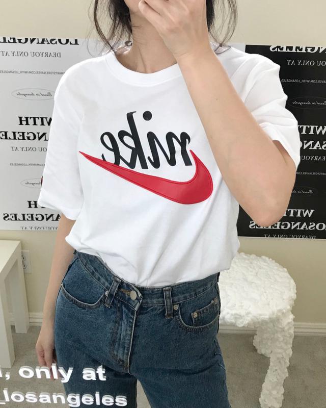 나이키 스탠다드핏 새틴 스티치 스우시 포인트 반팔티 남녀공용