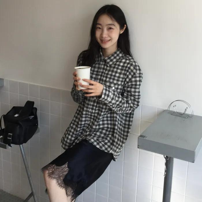 a cutting-line skirt (black)