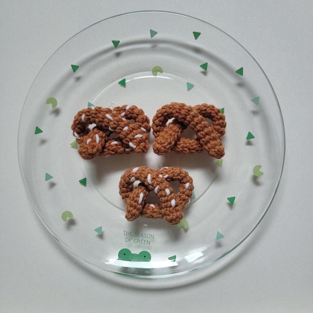 프레첼키링 프레즐키링 뜨개 키링 핸드메이드