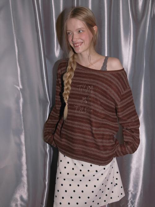 크러쉬 오프 숄더 티셔츠_브라운