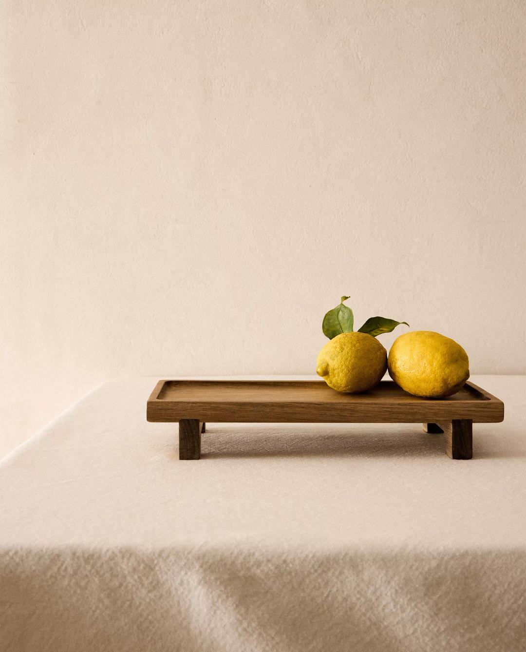 WOODEN CUTTING BOARD WITH FEET