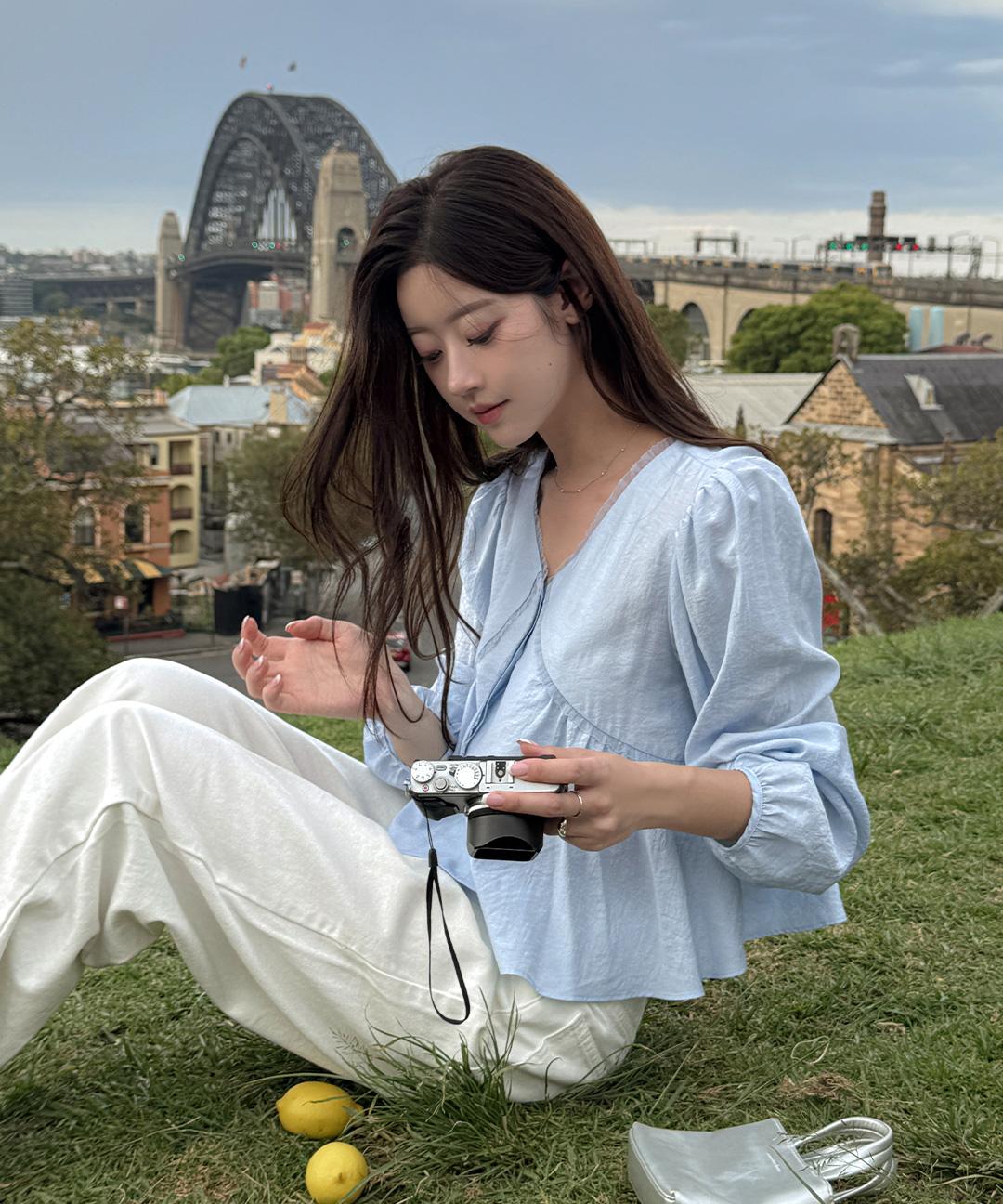 케이클럽 [MADE]유즈온 절개 레이스 블라우스 (S-L/데일리룩/개강룩/데이트룩/봄블라우스/브이넥블라우스/페미닌블라우스/봄하객룩)