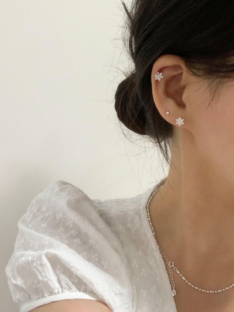 [둥그런/ 925 silver] 나리 자개 꽃 귀걸이