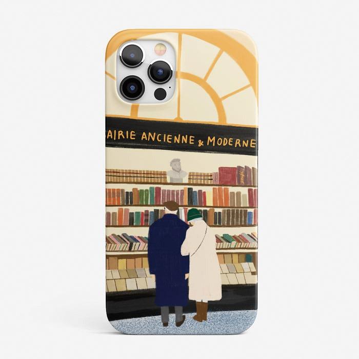 파리의 오래된 서점 앞 노부부 케이스