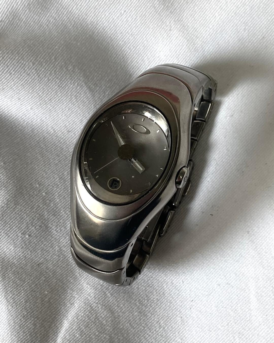 오클리 타임 밤 미니 - 티타늄 컬러 시계 | 후루츠패밀리