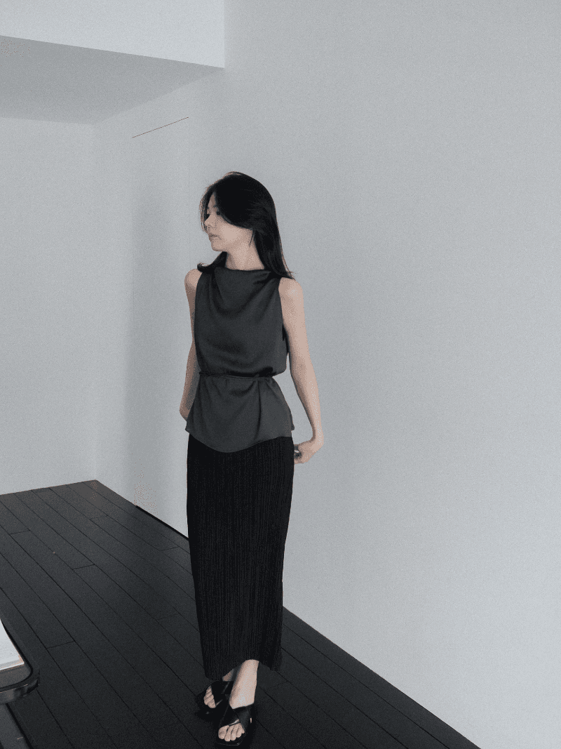 *예약 오더* [NouArté] 에떼 플리츠 홀터 블라우스 (차콜)