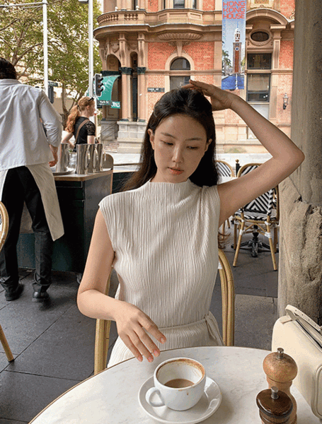 베니토 [팔뚝소멸/부유방커버][made] 로밍 플리츠 하프넥 블라우스 (여름/신상/베스트/여성/데일리/데일리룩/데이트룩/출근룩/플리츠/슬리브리스/블라우스)