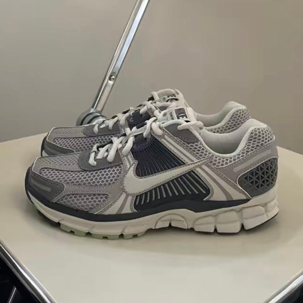 나이키 줌 보메로 5 코블스톤 앤 플랫 퓨터 우먼스 FB8825-001 한정판 데일리슈즈