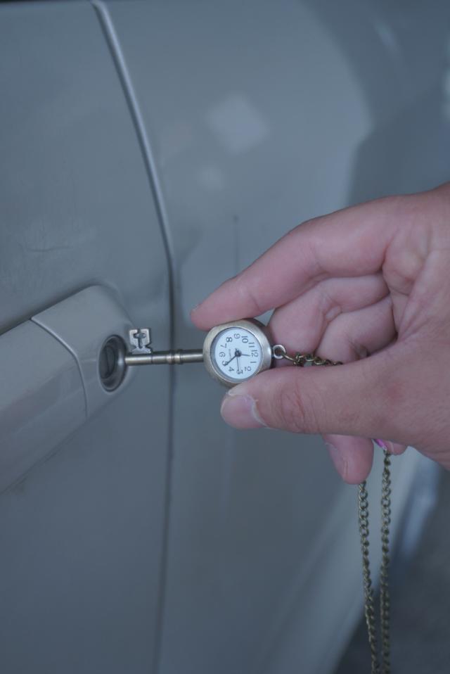 • key-shaped • watch necklace •