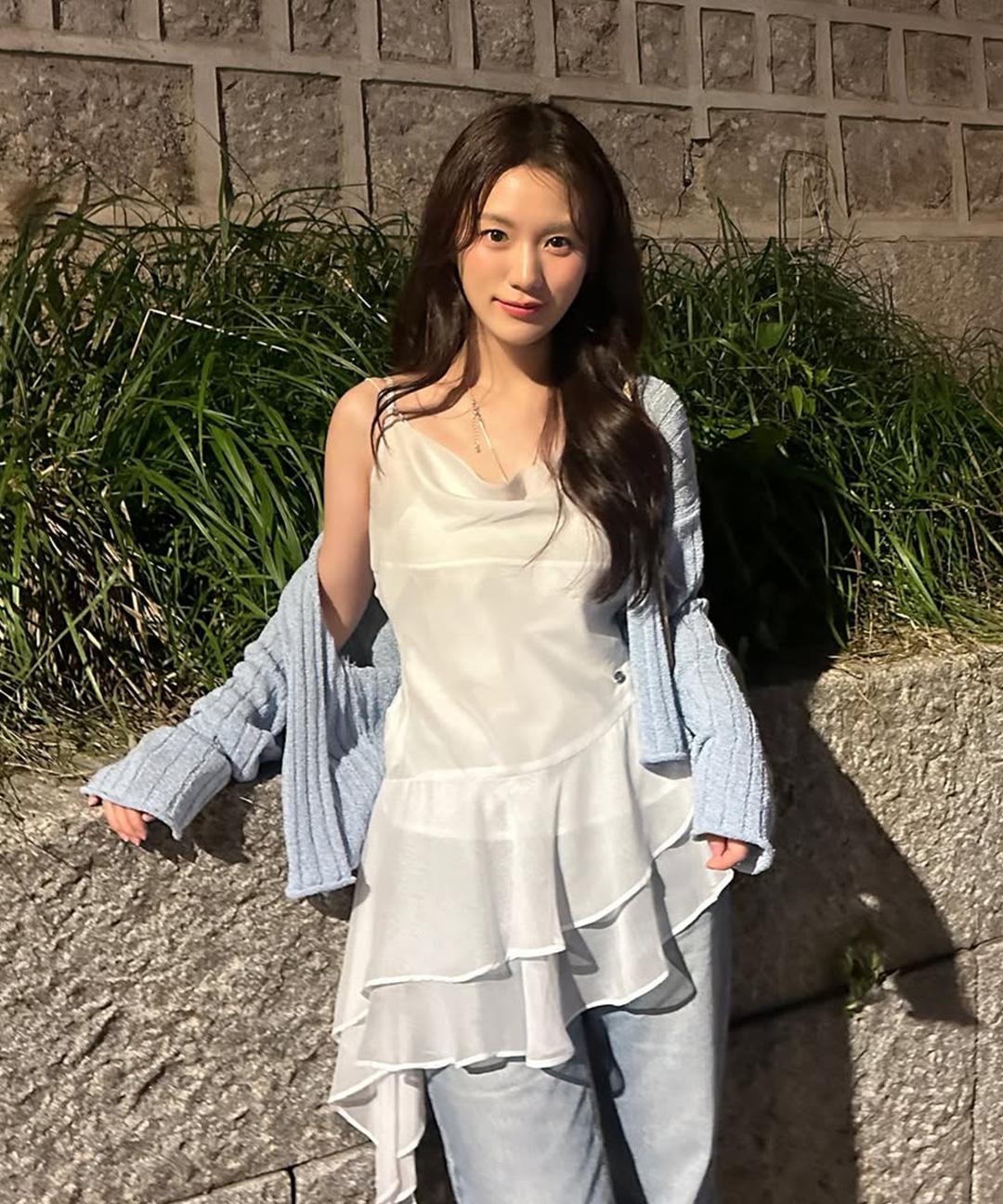 어다울 [26차 리오더] Drape neck unbalance shirring layered blouse - white