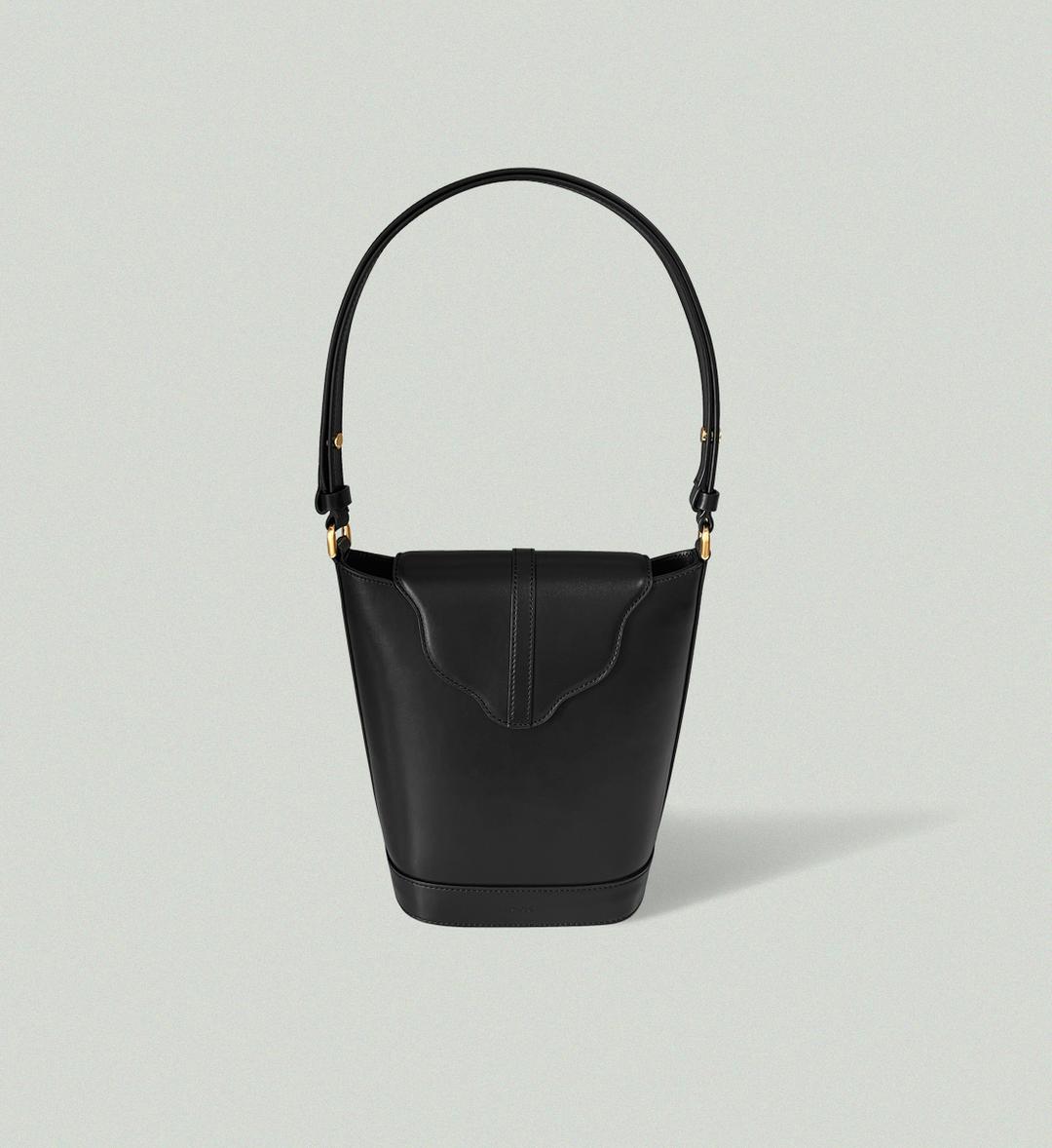 Wavy flap bucket bag / Black