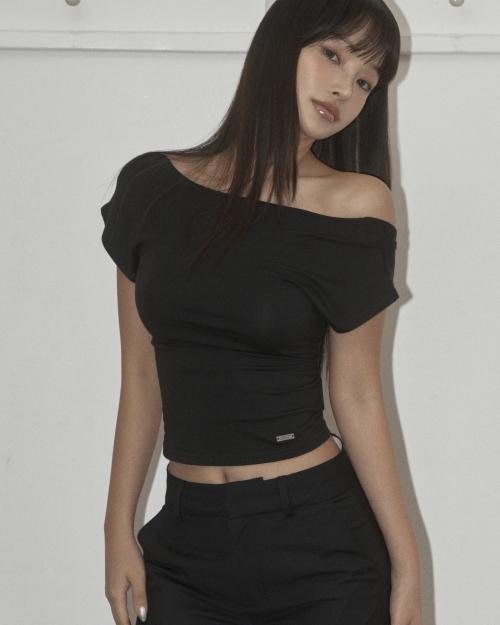 Back Strap T-shirt (black)