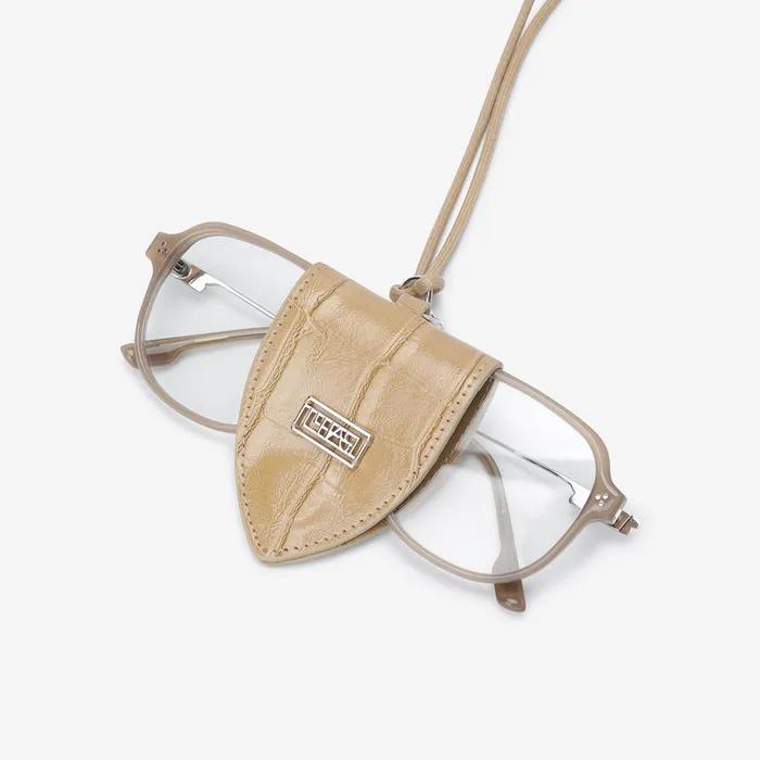 MAGNET LOOP EYEWEAR HOLDER_BEIGE