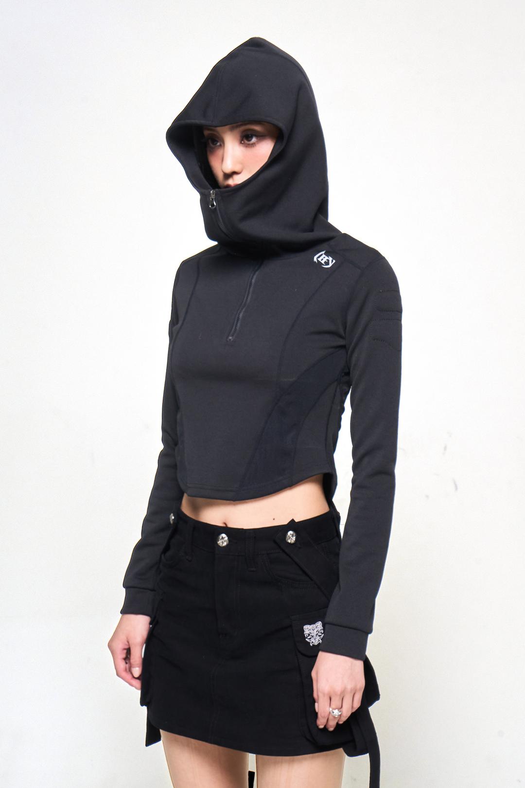 PATCH HIGH-NECK HOODIE TOP BLACK