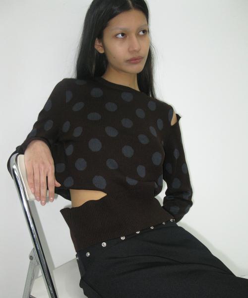 컷아웃 폴카 도트 자카드 니트 크루넥_브라운