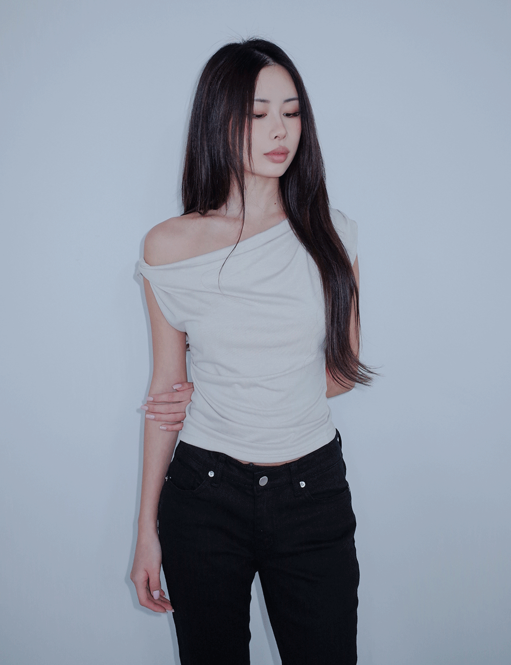 위위미유 UNBALANCE TWIST OFF-SHOULDER T / 언발란스 트위스트 오프숄더 티