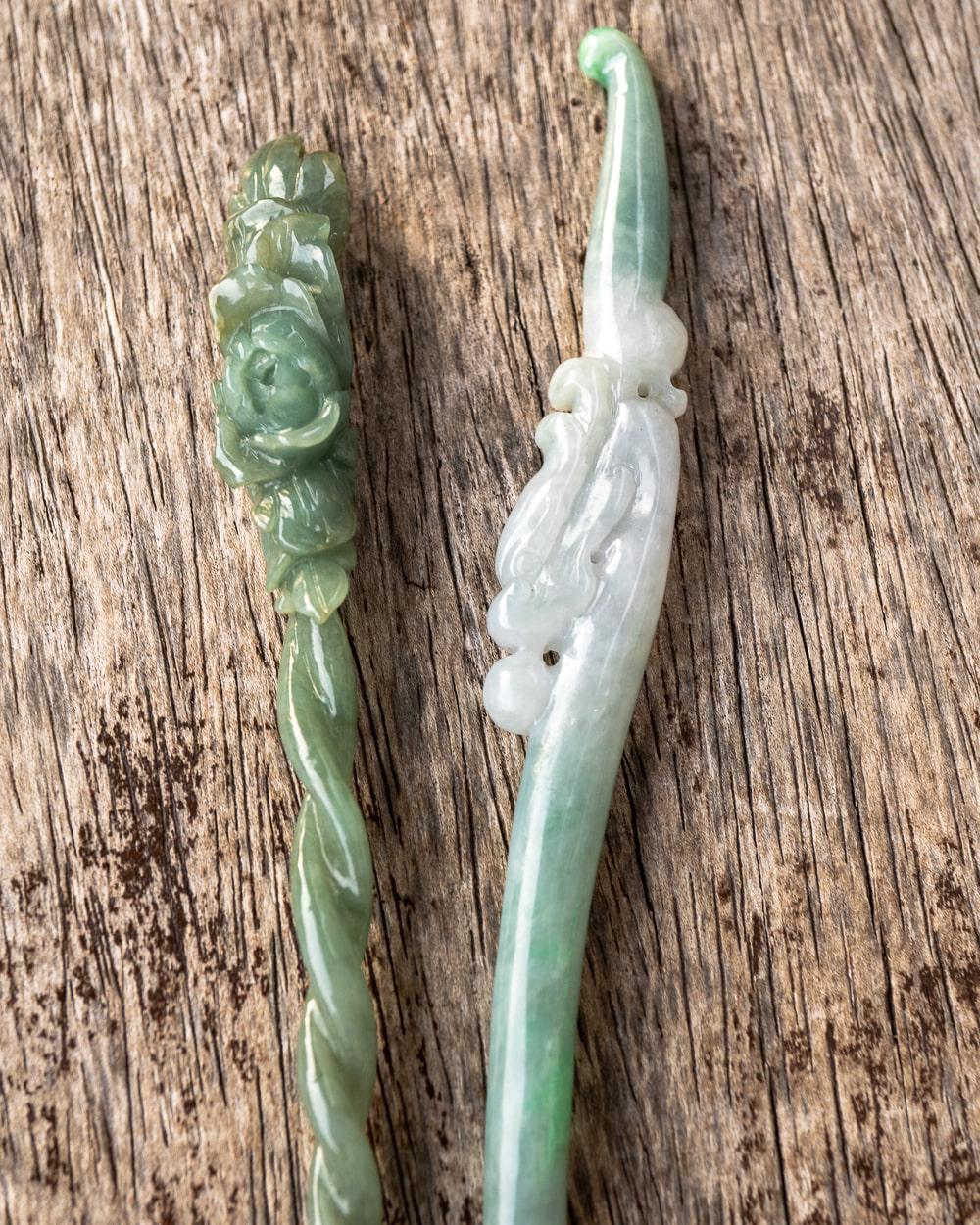 A jade jade hairpin jade flower carved dragon head