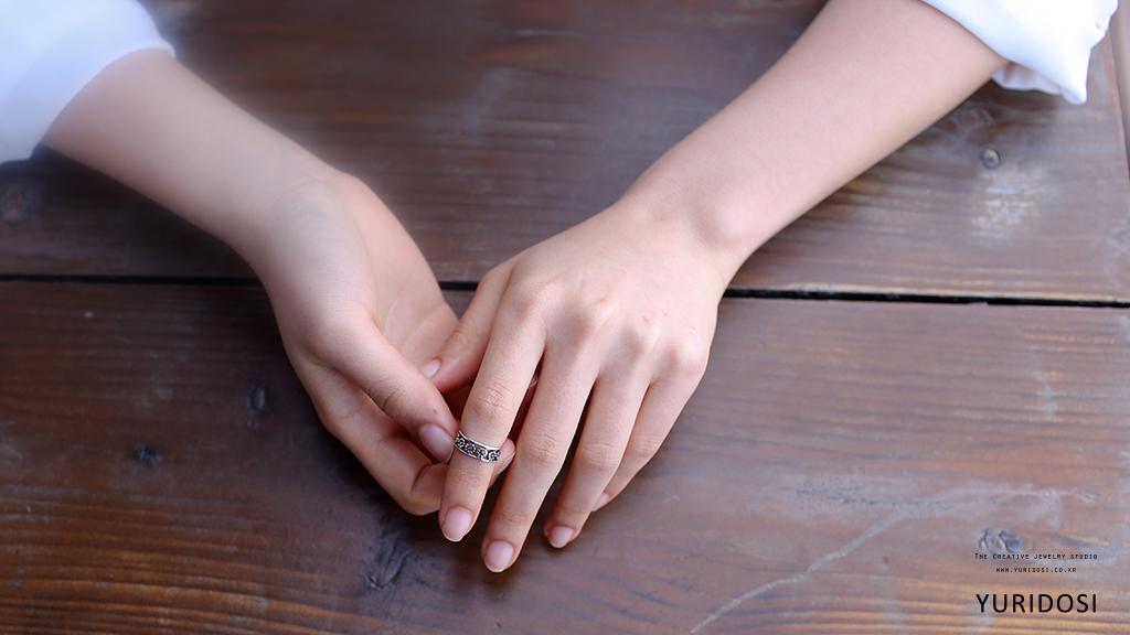 Silver Mid Knuckle Ring _ Daisy