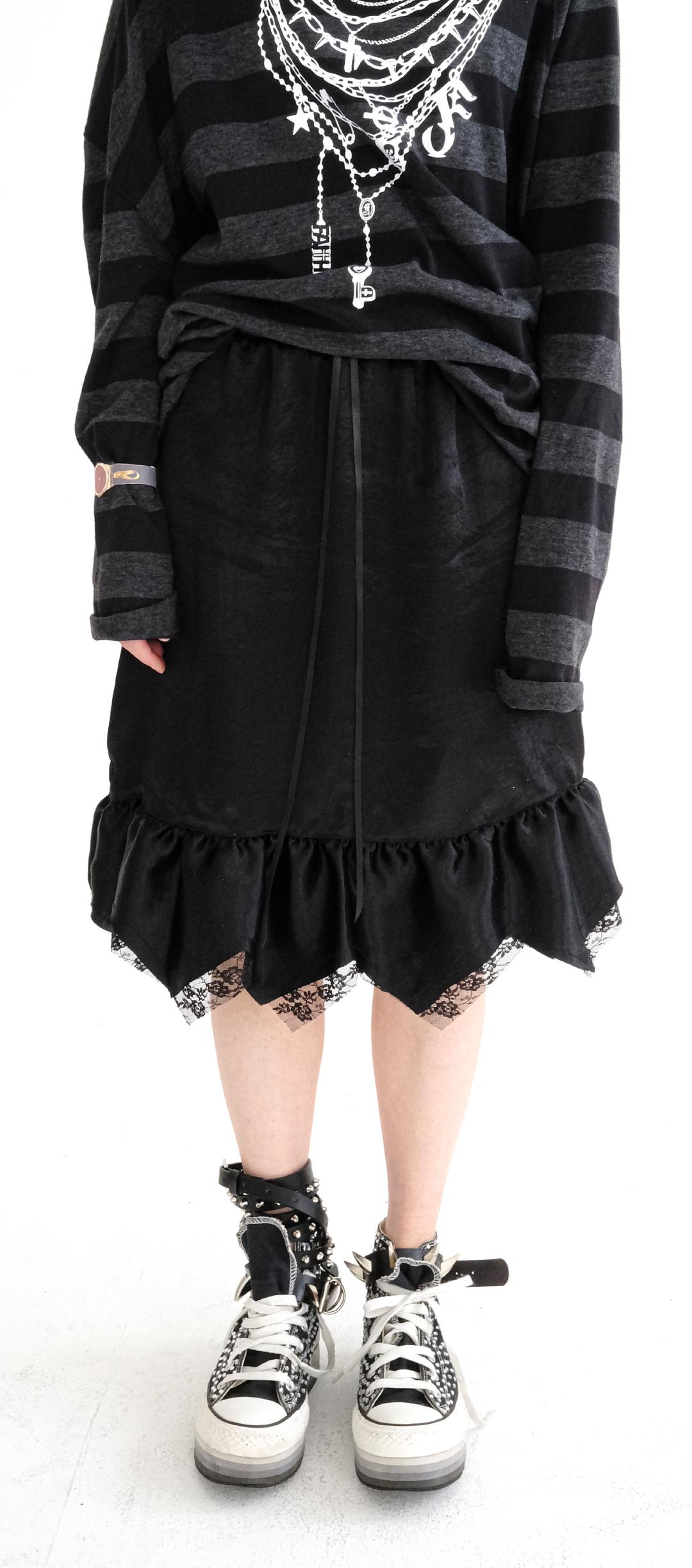 [fa.er.ie] pointed satin midi skirt (black)