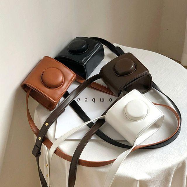 동글 탄탄 스퀘어 클린 레더 끈조절 미니 크로스백