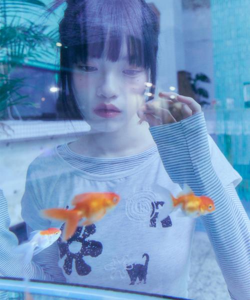 모티프 자수 스트라이프 레이어드 긴팔 티셔츠 LIGHT GREY