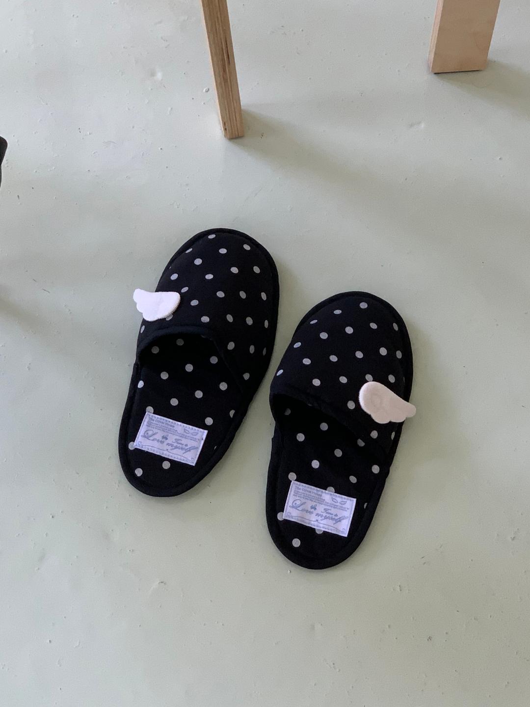 wings room slipper (dote)