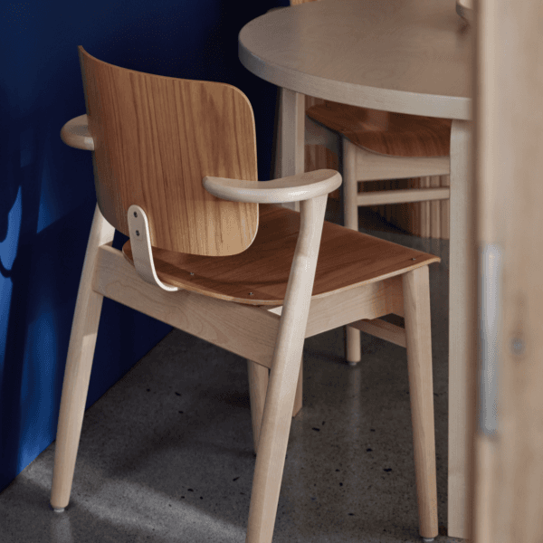 한정판 아르텍 도무스 체어 - 엘름/버치 - bibliotheque