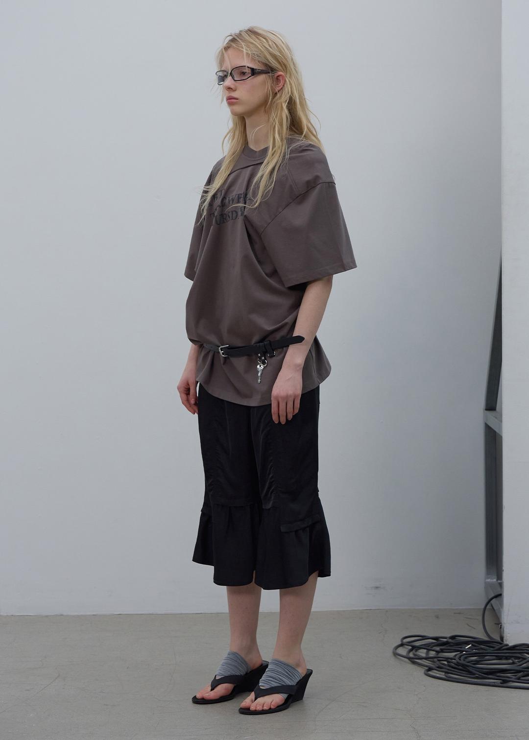 DRAPED LETTERING PRINT T-SHIRT (BROWN)