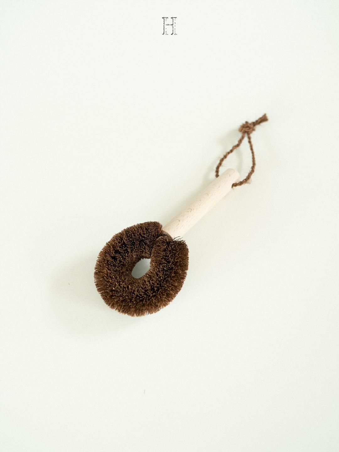 brush with beech handle (for skillet)