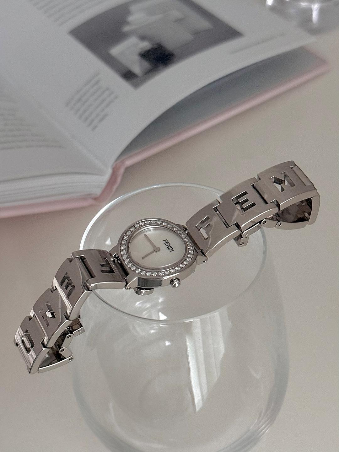FENDI diamond bezel& shell dial logo bracelet watch