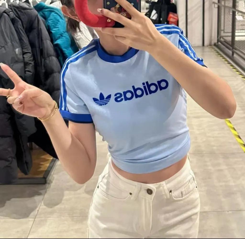 <무료배송>아디다스 우먼스 오리지널 그래픽 배지 슬림 3 스트라이프 티셔츠 IZ2674