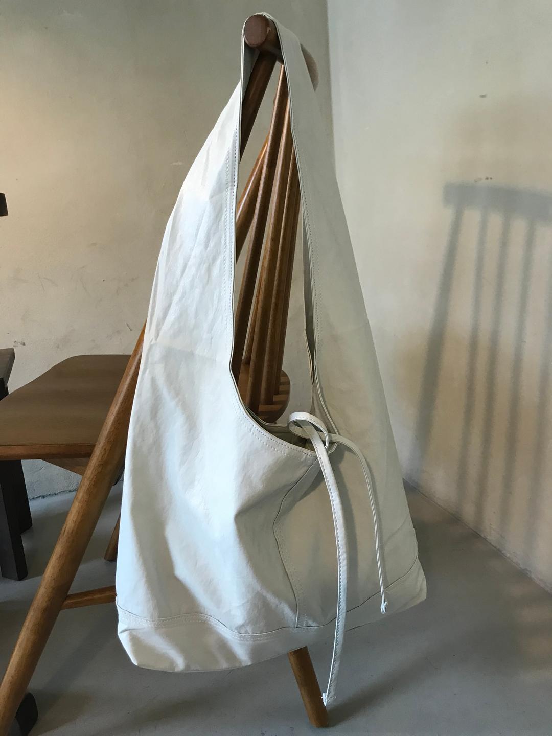 틸다 소프트 빅 숄더백 아이보리