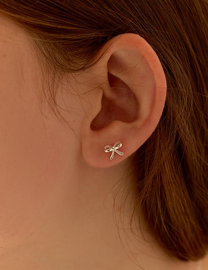 Petit ribbon piercing