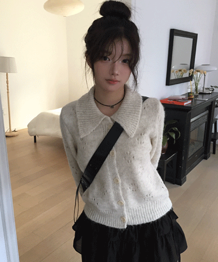 [데일리/러블리🤎] 펀칭 플라워 카라 니트 - 2color