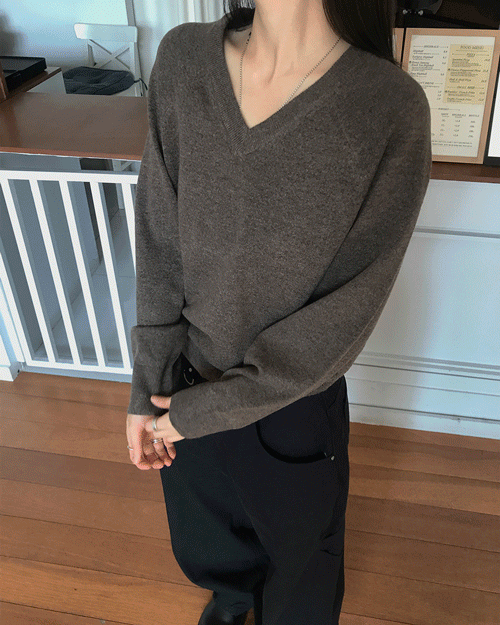 위크어스 노멀 울 브이넥 니트