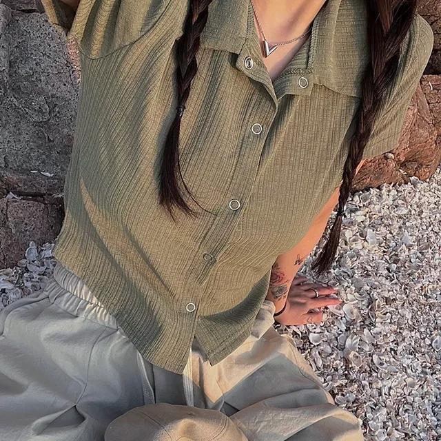 또또 단추 크롭 반팔 가디건 / 여름 카라 반팔가디건 카라가디건 여름가디건 여름카라티 카라티 반팔카라티 크롭티 크롭티셔츠 크롭가디건 크롭반팔 y2k 유니크 빈티지