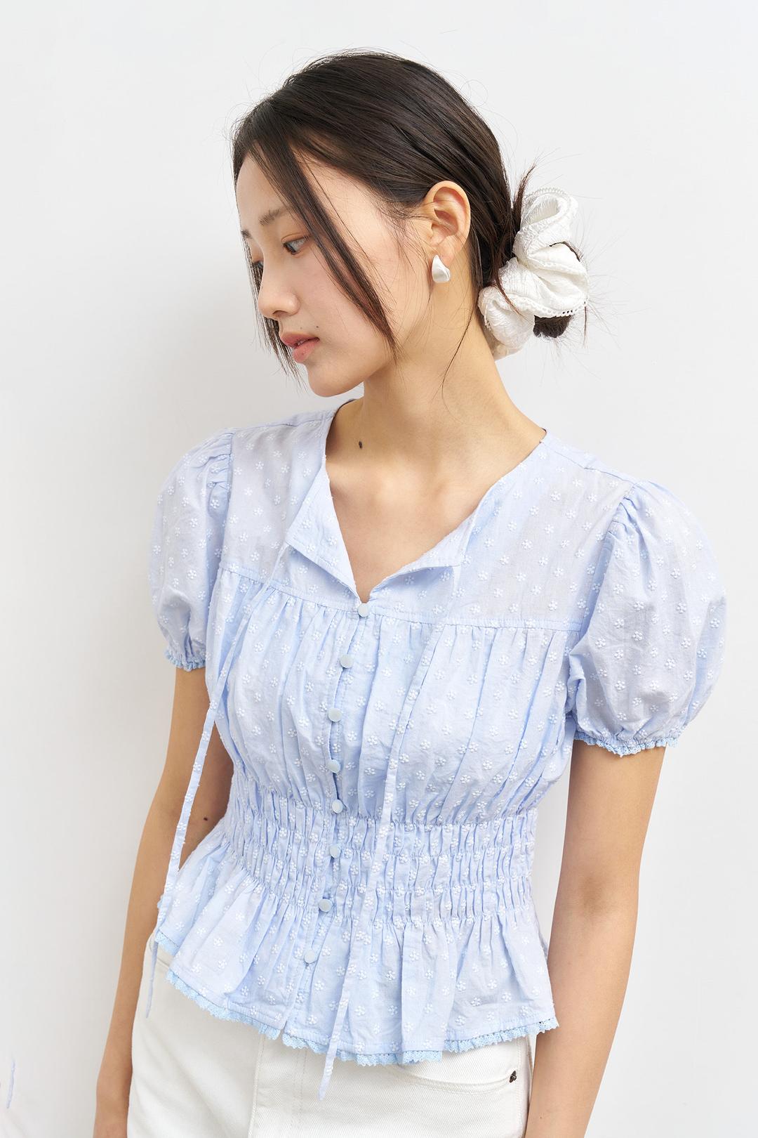WOMAN 플라워 셔링 퍼프 블라우스 [LIGHT BLUE]