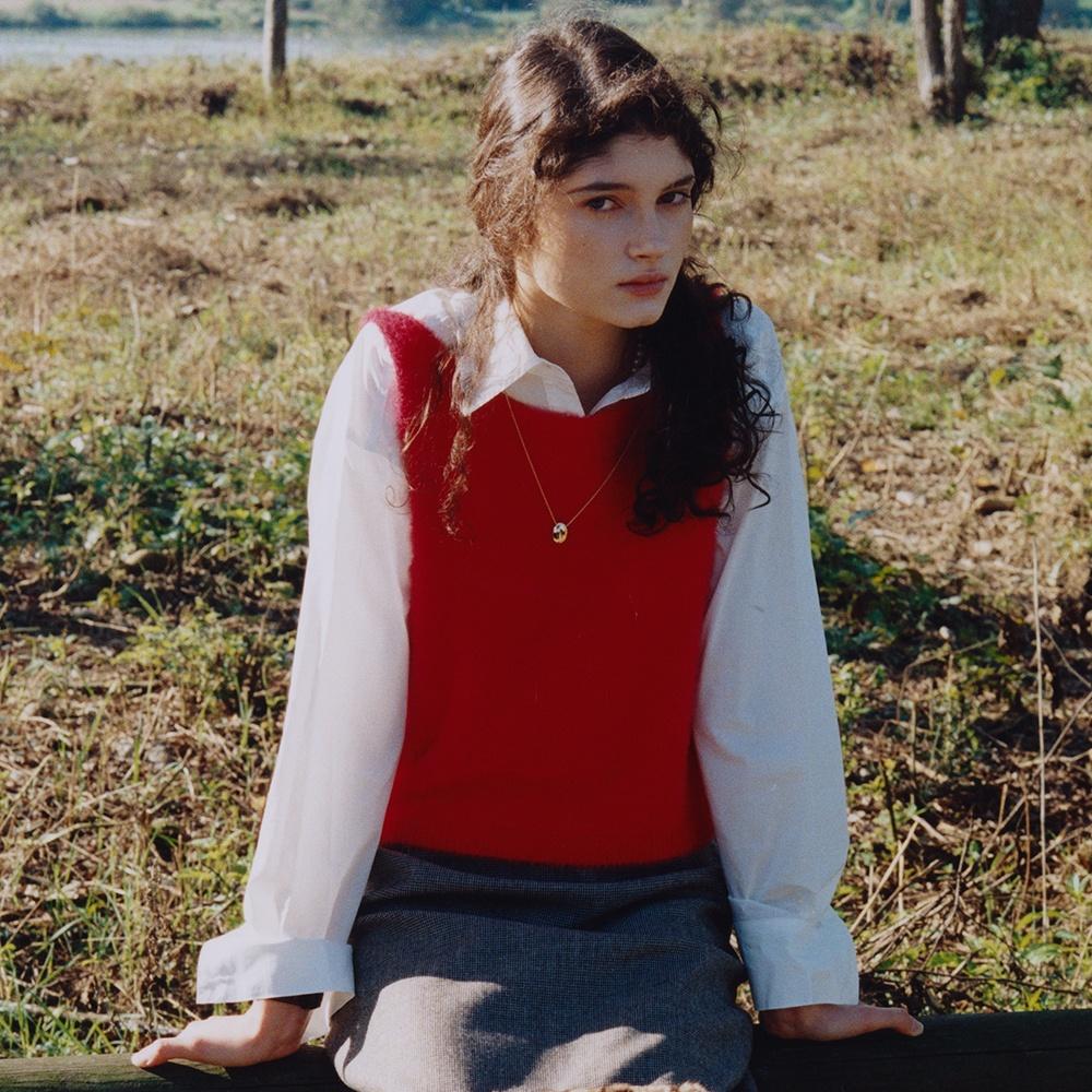 Classic voat neck knit vest. Red