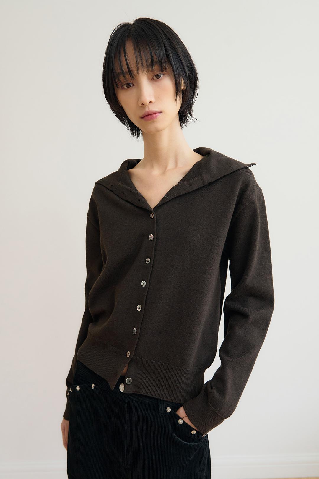 [9/30 (화) 예약 발송] ATELIER HIGH NECK BUTTON CARDIGAN / DEEP BROWN