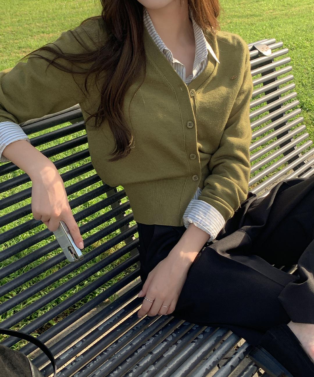 케이클럽 [단독][뉴컬러추가/5만장돌파/MADE]온리 프리미엄 베이직 금장 니트 가디건 (S-L/하객룩/오피스룩/출근룩/가을가디건/브이넥가디건/크롭가디건)