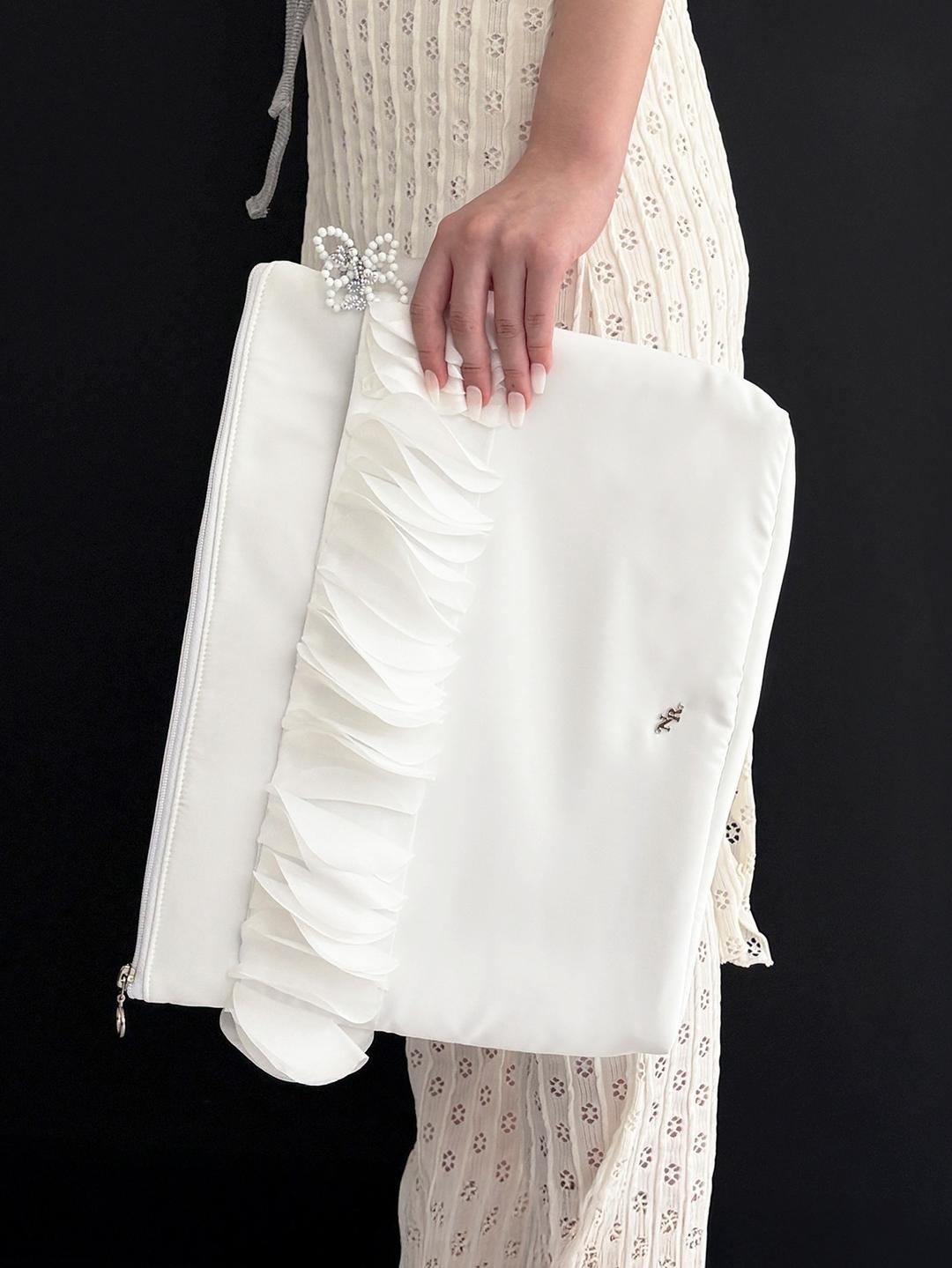 [8/16 발송 예정] Frillish laptop pouch (white)