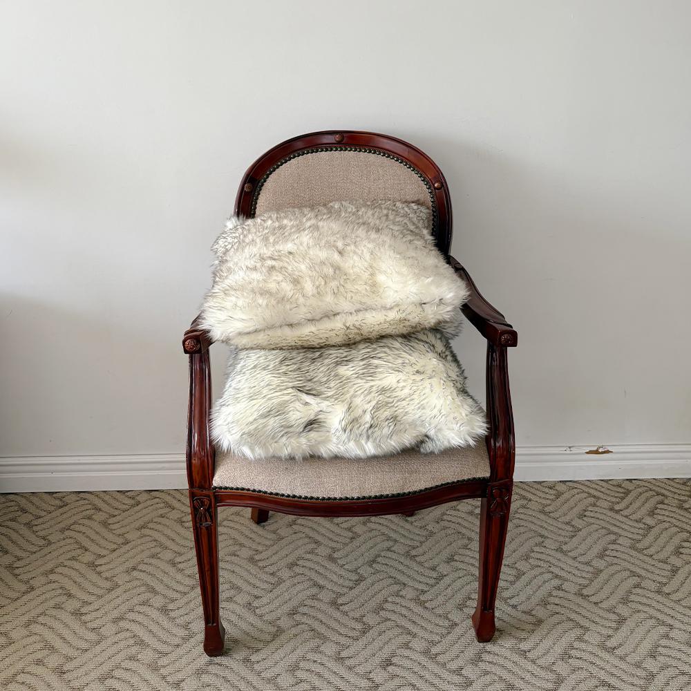 Tip-dipped Fur 쿠션 2colors