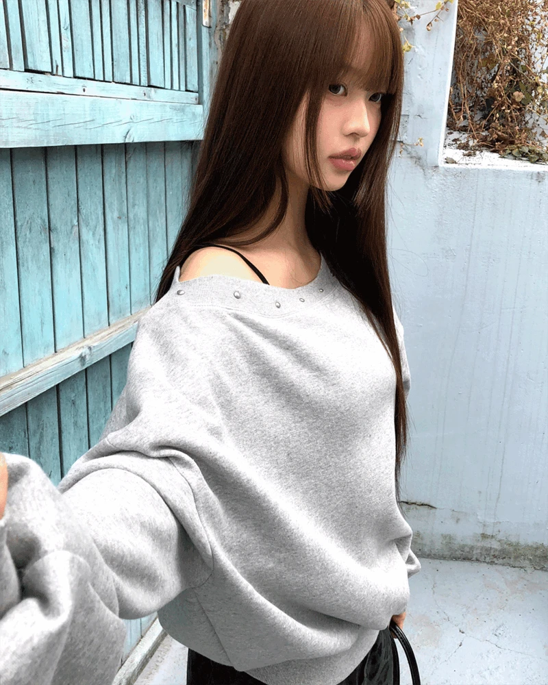 [기모안감🌡️] 느루 오버핏 오프숄더 스터드 기모 긴팔 맨투맨