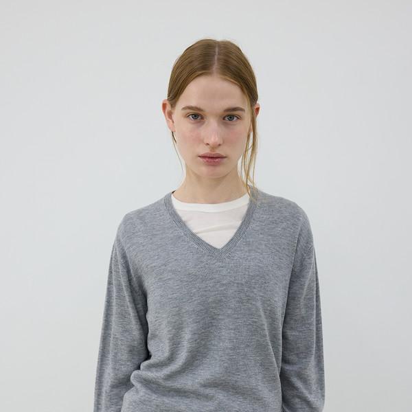 SOFT WOOL V NECK SEAMLESS KNIT TOP - GREY