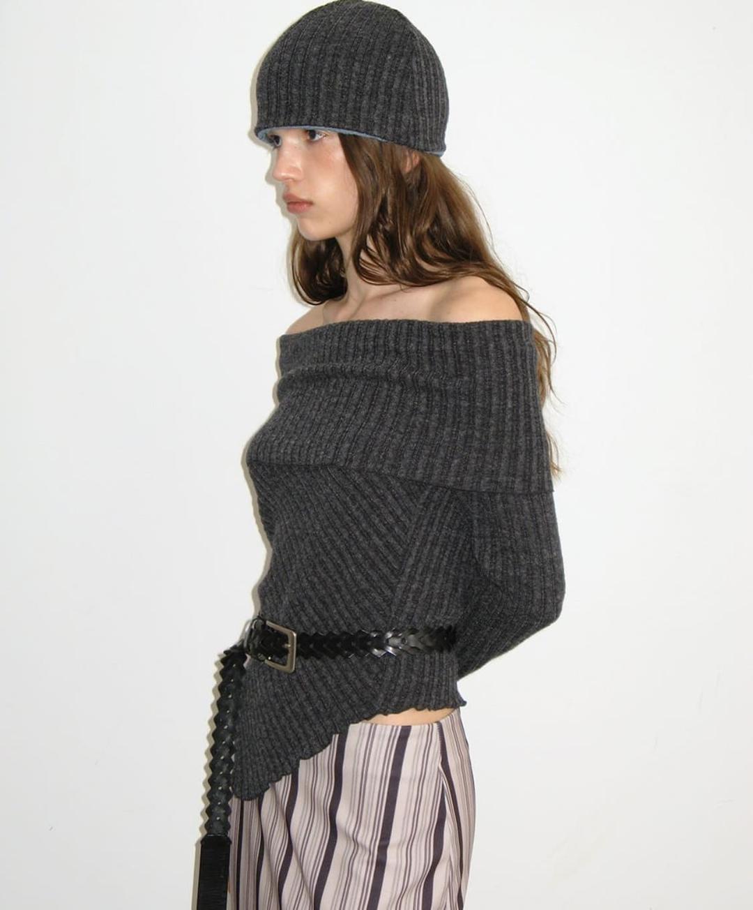 택o새제품) 폴리수엠 오프숄더 니트 비니 세트 차콜 | 후루츠패밀리