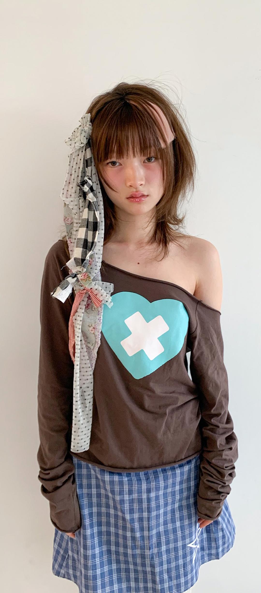7차★[F.E.E.S] cross heart cut off t-shirt (brown)