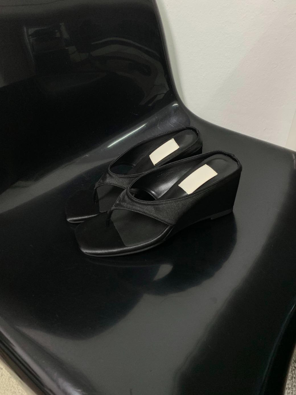 프릴리 SM. Satin Square Wedge Sandals