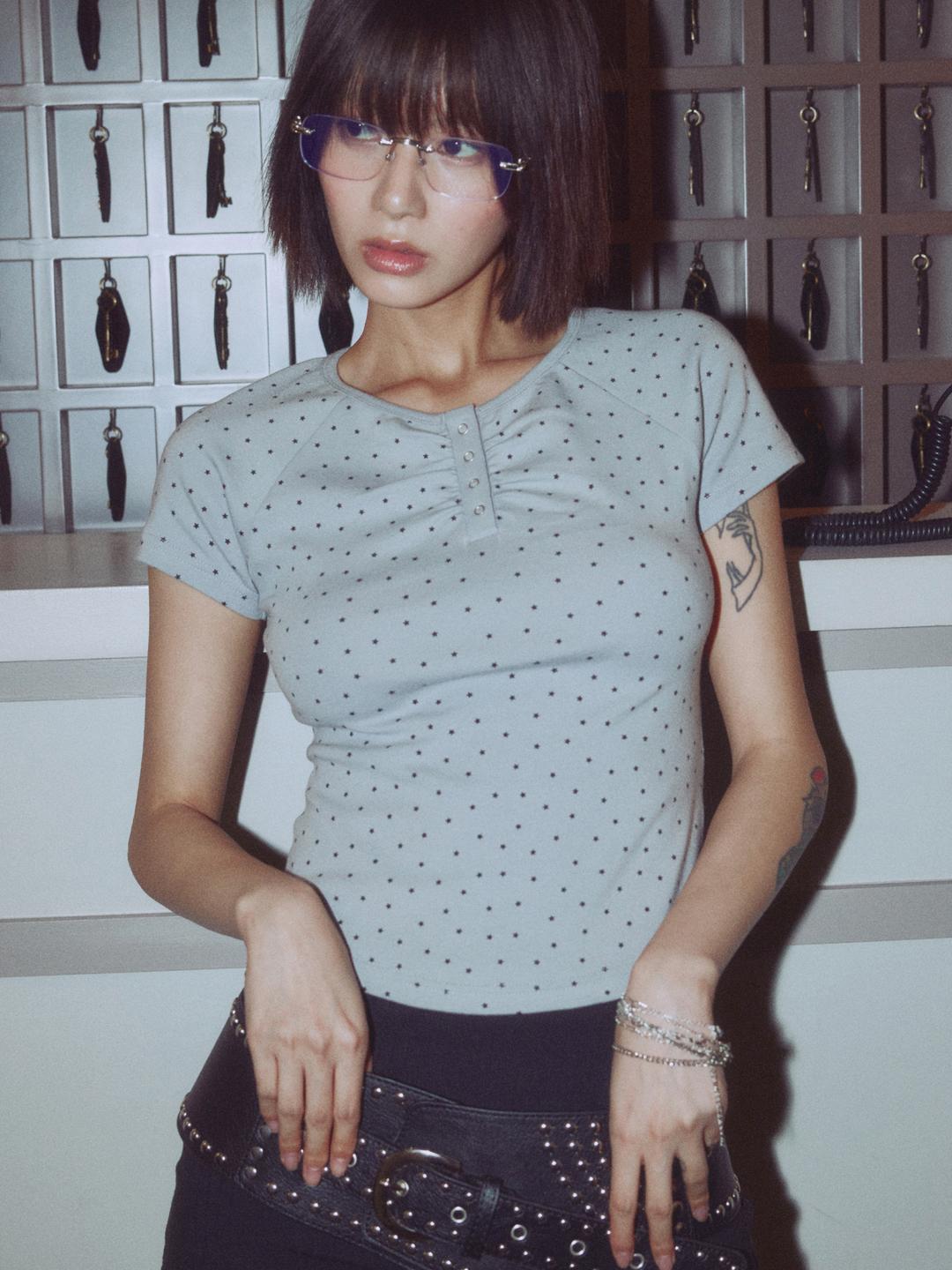 SHIRRING STAR BUTTON DOWN TEE_GREY