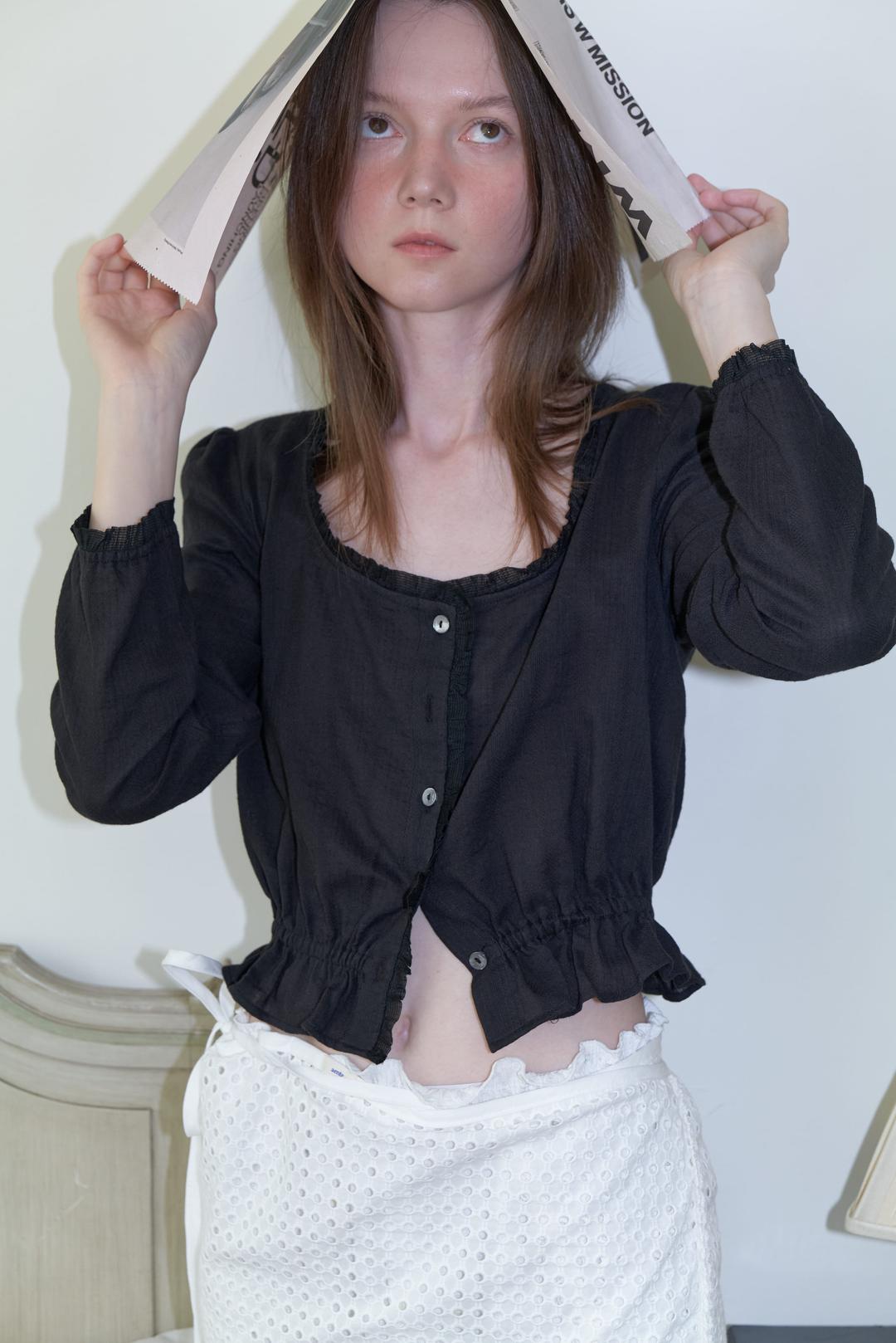 U-neck frilled blouse - Black