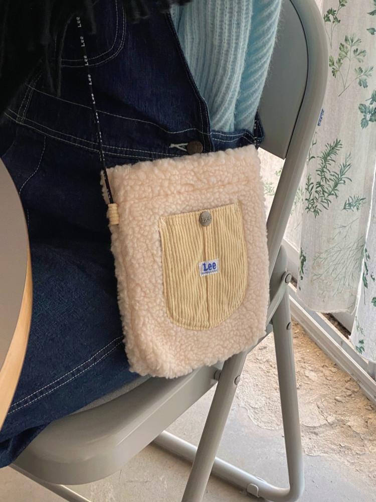 [Lee] 플리스 오버롤 포켓 크로스백 양털 뽀글이, fleece pouch bag